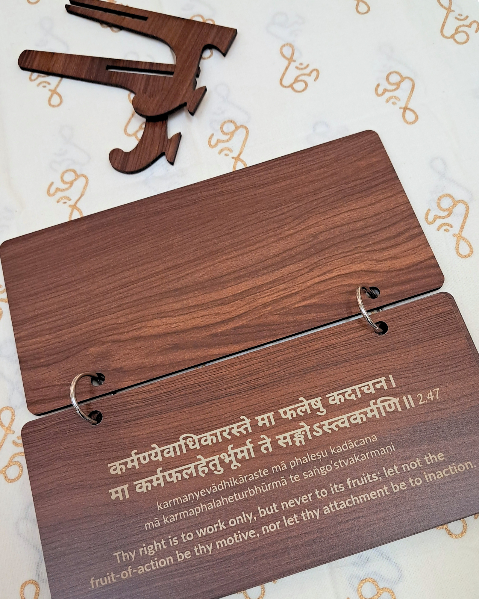Geeta Panchamrit Shlokas – Engraved Wooden Tabletop Set